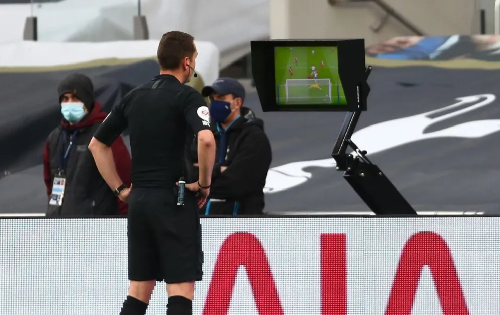 Un árbitro usa la tecnología del VAR para ver jugada de un partido de la Premier League. Foto: EFE.