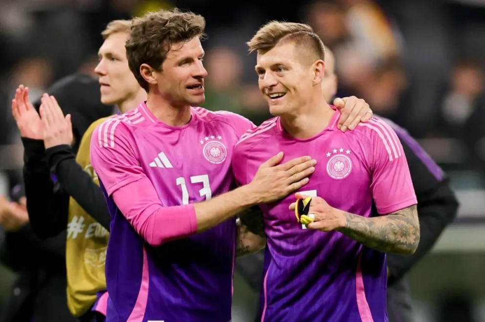 Toni Kroos (der.) junto a Thomas Müller en un partido con la selección alemana. Foto: EFE.