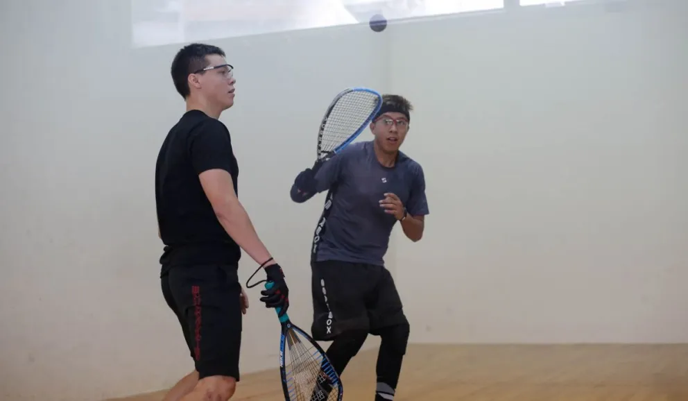Conrrado Moscoso (der.) y Carlos keller durante un partido pasado. Foto: Archivo Digital.
