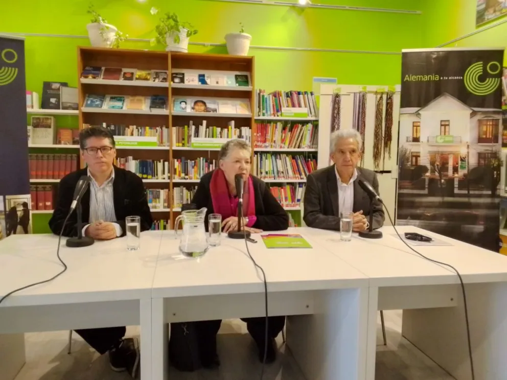 El director de la OSN, Weimar Arancibia; la directora del Goethe,  Sabine Hentzsch y el director invitado Cergio Prudencio en conferencia. FOTO: Jorge Soruco/Visión 360