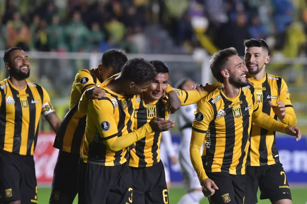 Jugadores del Tigre festejan el tercer gol convertido por Quiroga. Foto: APG
