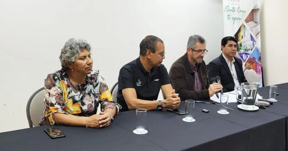 Mejía (segundo de la derecha) habla en la conferencia de este jueves. Foto: Didede Cochabamba.