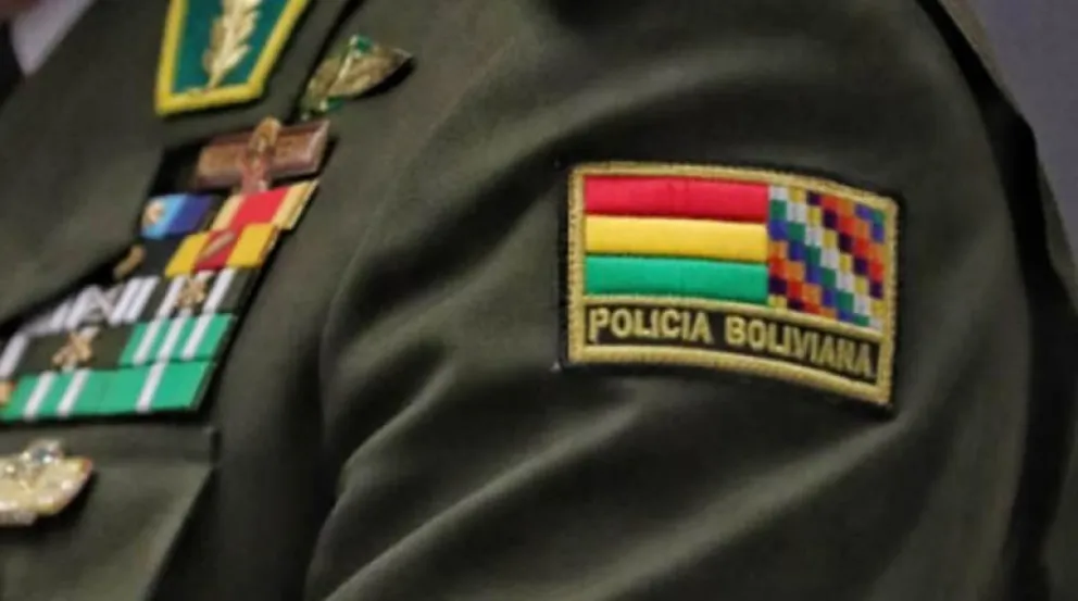 Una foto referencial del uniforme de los policías. Foto: Archivo