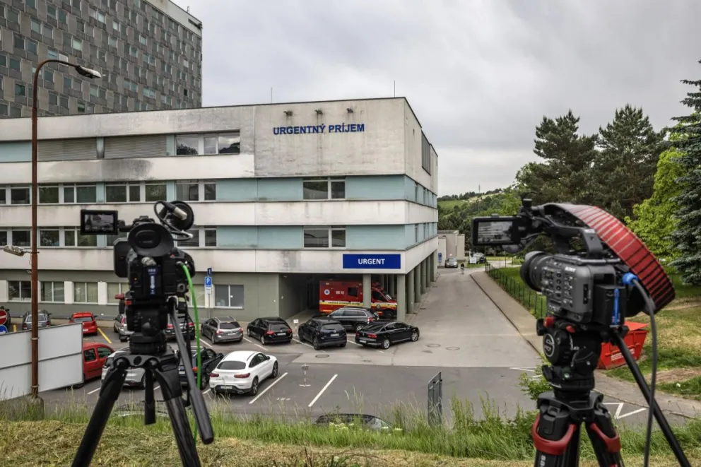 Cámaras de televisión en las inmediaciones del hospital donde Fico está siendo tratado. Foto: EFE / EPA