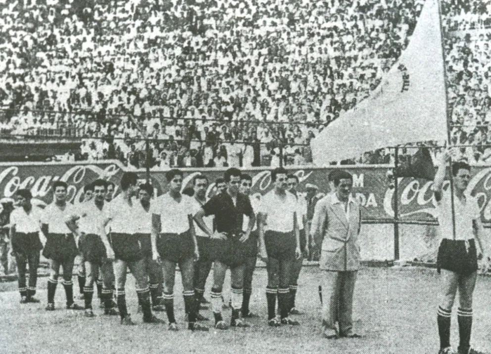 La Selección boliviana de 1949 en la ceremonia de inauguración. Foto: Historia del Fútbol Boliviano