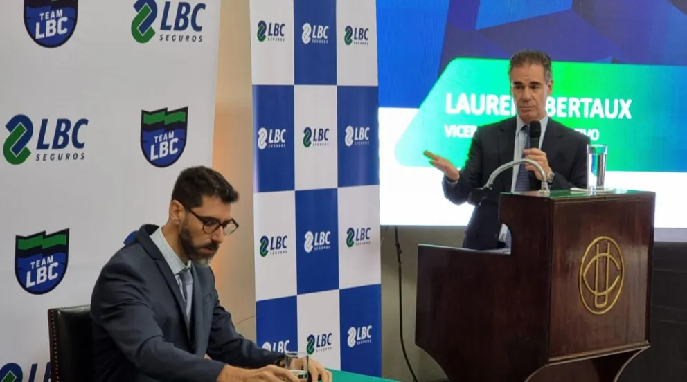 Bertaux, vicepresidente de LBC Seguros (der.) en la conferencia de este viernes. Junto a él, Pezzutti. Foto: Marcelo Avendaño.