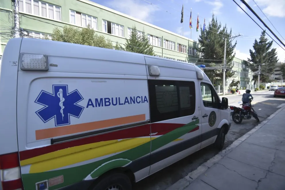 Una ambulancia en la Anapol, tras el brote de casos de meningitis. Foto: APG