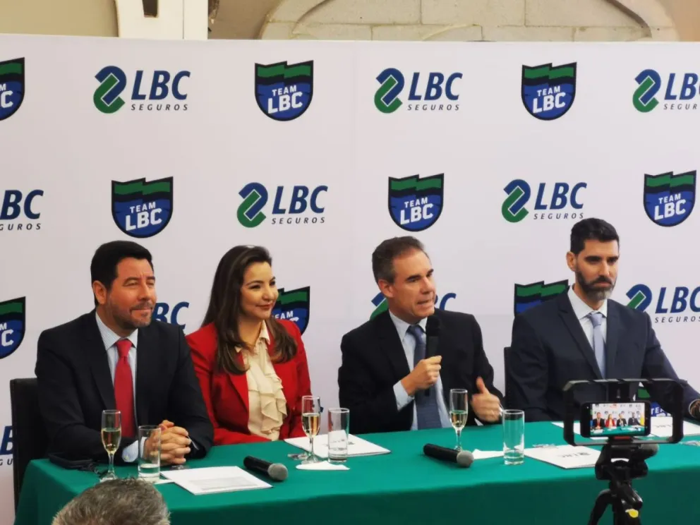 Laurent Bertaux, vicepresidente de La Boliviana Ciacruz (centro) y ejecutivos de la compañía. Foto: Marco Belmonte