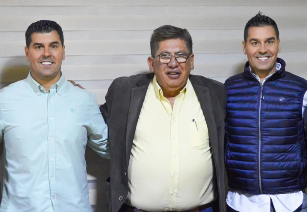 El presidente del Tigre, Ronald Crespo, rodeado por Ismael Rescalvo (izq.) y su hermano Juan. Foto: club The Strongest