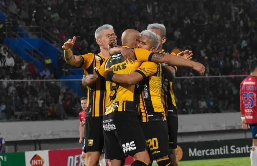 Junior Arias y sus compañeros festejan el gol del Tigre en el empate de diciembre de 2023. Foto: club The Strongest