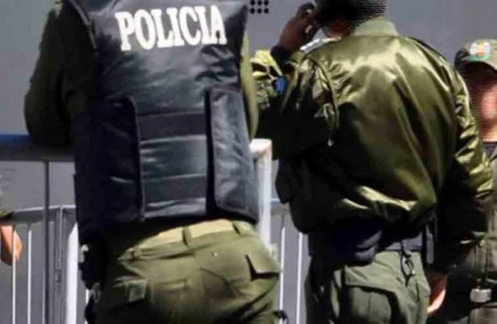 Una foto referencial de dos uniformados que pertenecen a la institución policial. Foto. La Patria