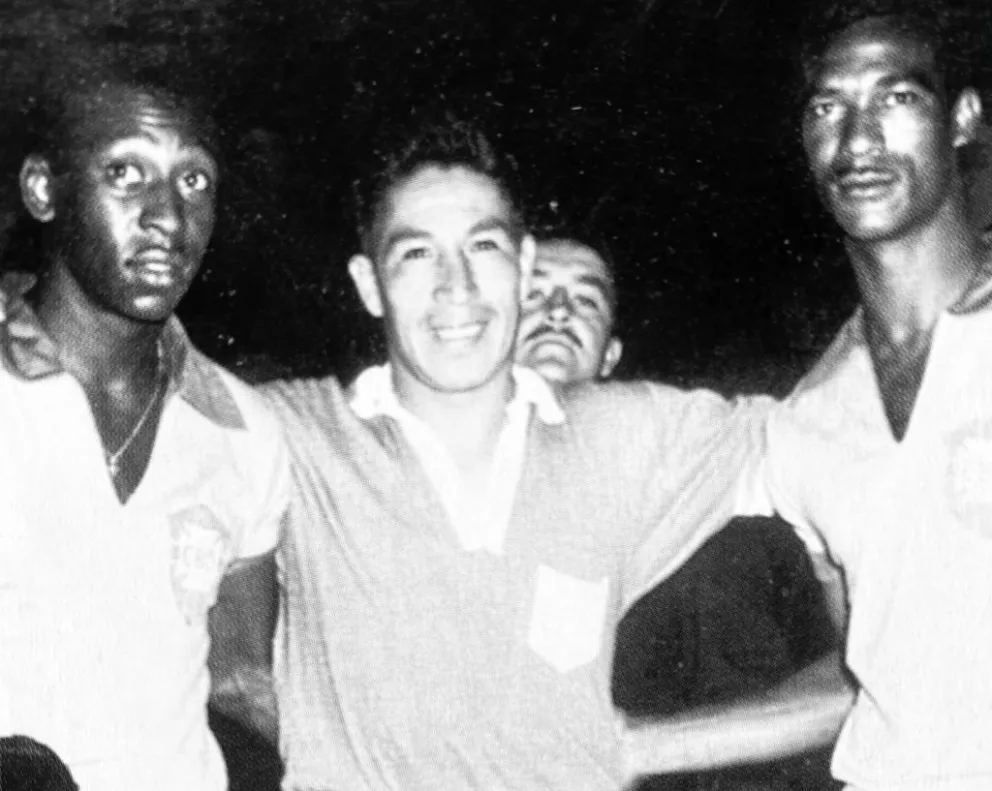 Víctor Ugarte junto a los brasileños  Pelé y Didí en la Copa de 1959. Foto: Historia del Fútbol boliviano