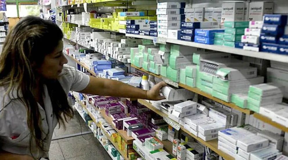 Una farmacéutica busca un medicamento en el establecimiento donde trabaja. Foto: Los Tiempos