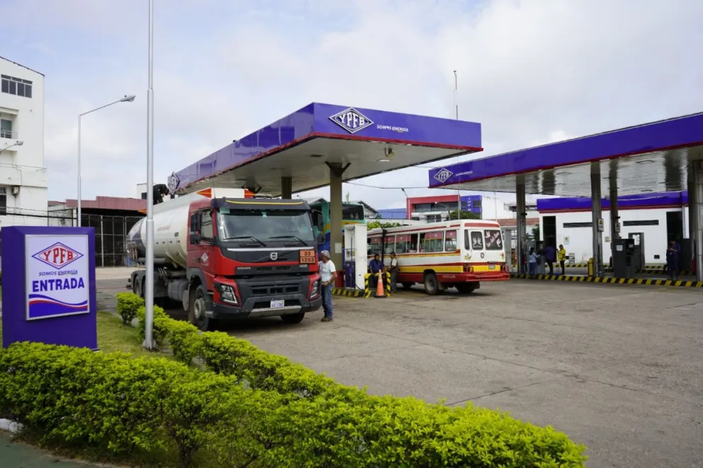 Vehículos cargan combustible en una estación de servicio de YPFB. Foto: YPFB