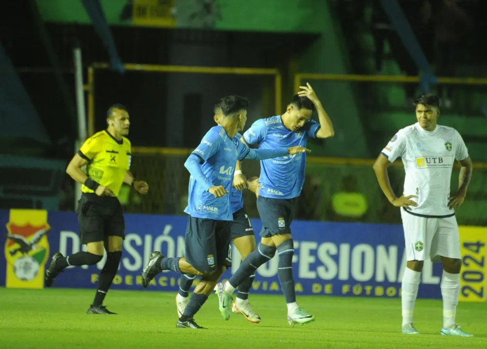 Menacho (centro) celebra su histórico tanto en el Tahuichi. Foto: APG.