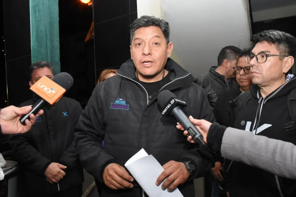 Raúl Cuenca, luego de quedar libre, da declaraciones a los periodistas. Foto: Unitel