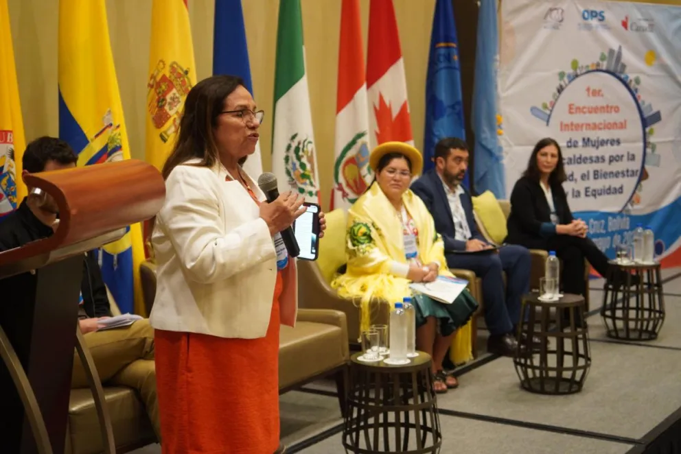 La exdiputada mexicana Carmen Medel Palma (i) habla junto a autoridades de Bolivia en un encuentro sobre gobernanza local inclusiva este viernes, en Santa Cruz (Bolivia). Foto: EFE