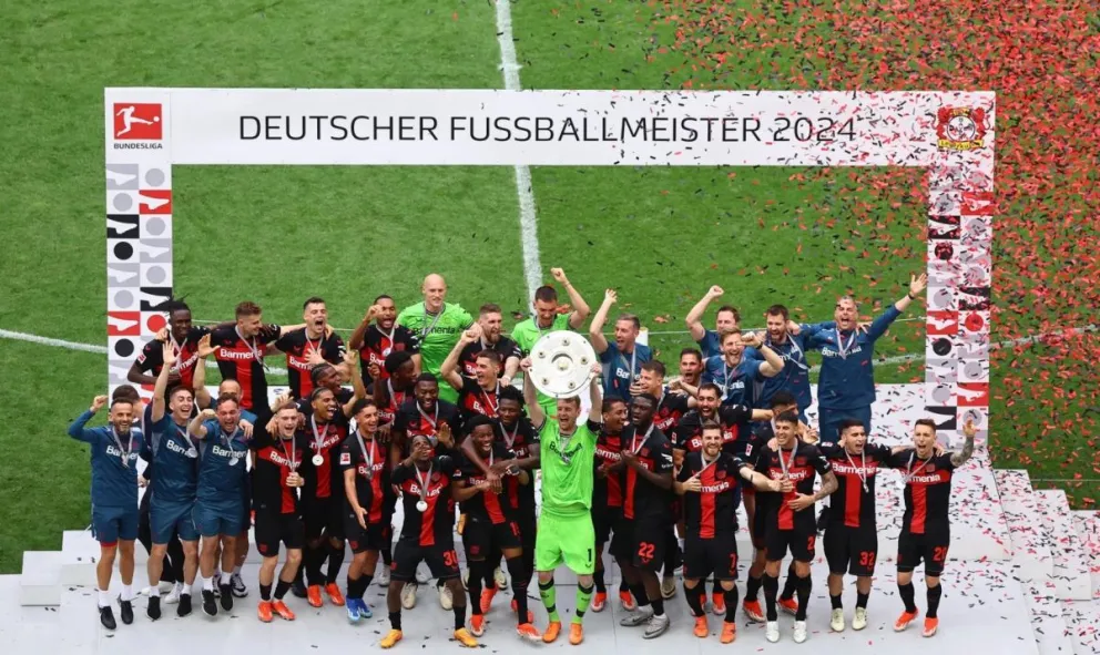 El festejo del Bayer Leverkusen con el trofeo de campeón. Foto: EFE