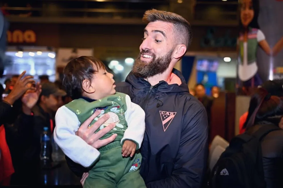 El golero Baroja sujeta a un niño alteño, en uno de sus encuentros con la afición. (Foto Always Ready)