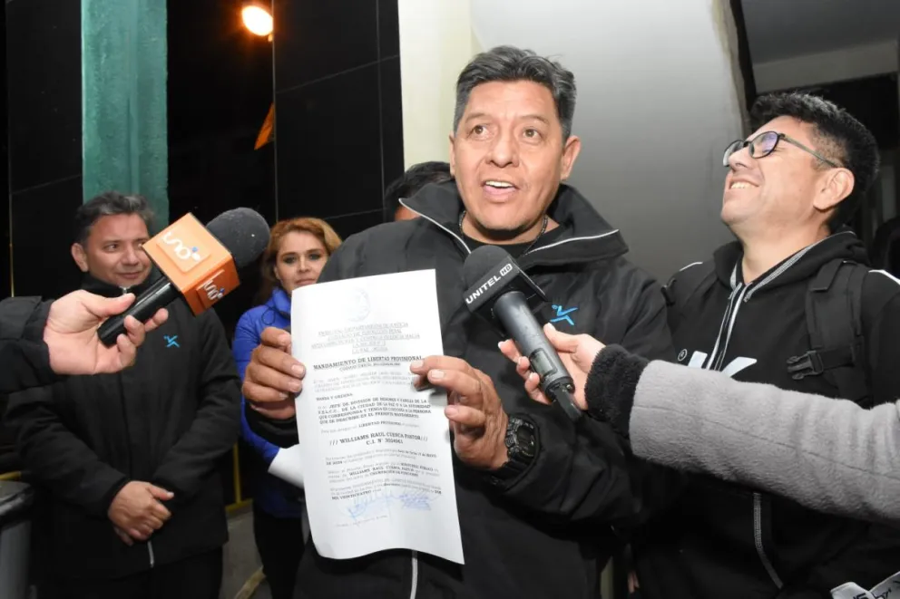 El humorista Raúl Cuenca tras ser liberado por la policía. Foto: APG