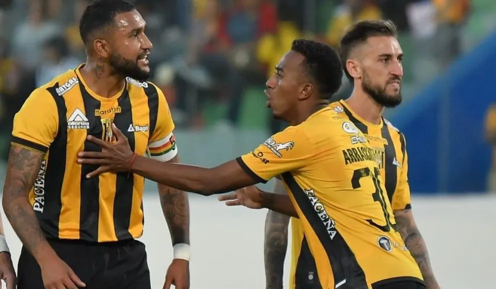 Adrián Jusino (izq.) con el cintillo de capitán del Tigre. Foto APG 