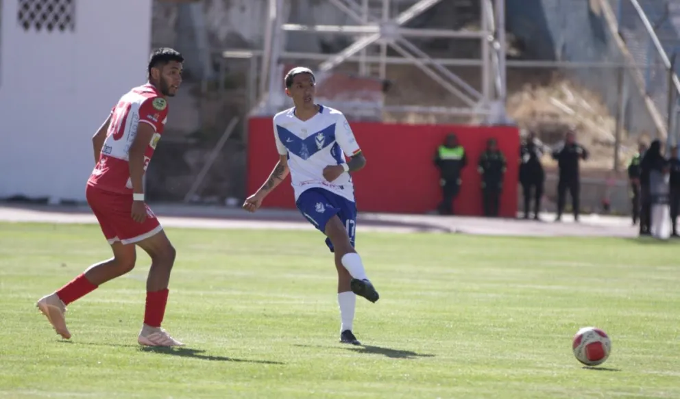 Ronaldo Sánchez habilita a un compañero, en el partido de hoy ante Inde. Foto APG