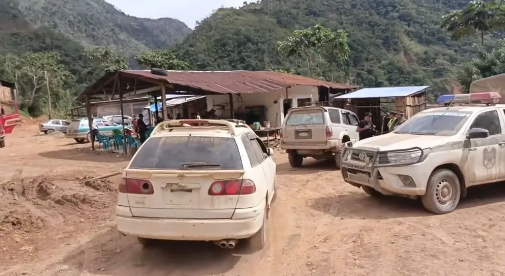 Un vehículo policial en el lugar donde se produjo el enfrentamiento. Foto: Captura de video