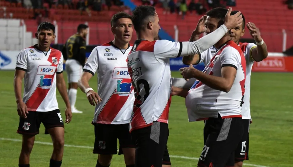 Miyhel Antelo (der.) celebra su gol anunciando su paternidad y sus compañeros lo felicitan. Foto: APG