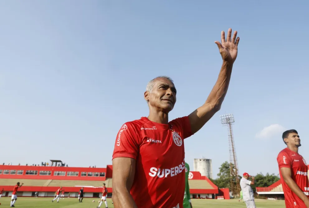 Romário saluda a los aficionados del América, el club que preside. Foto EFE
