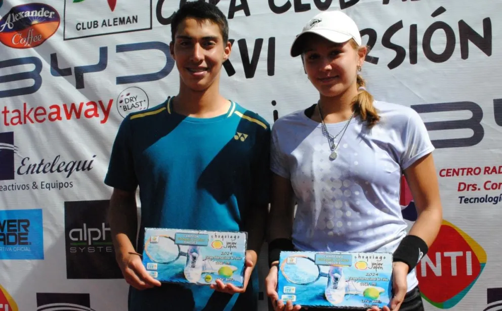 Muñoz (der.) y Larraya, ganadores del certamen. Foto: Chuquiago Junior Open de Tenis. 