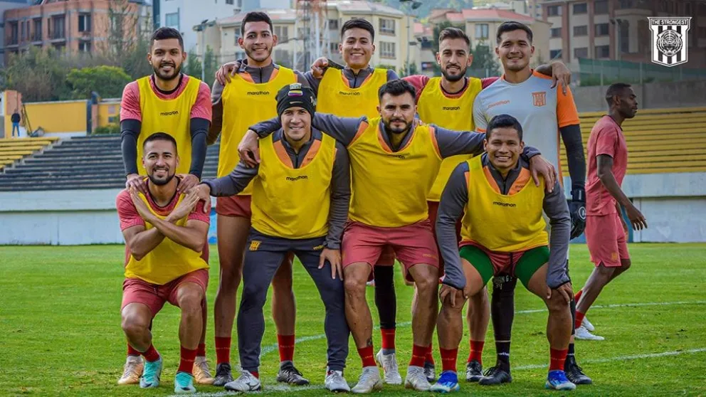 Los jugadores atigrados tras el entrenamiento matinal. (Foto The Strongest)