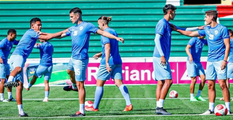 Jugadores de Bolívar en la previa del partido contra Independiente. Foto: Bolívar