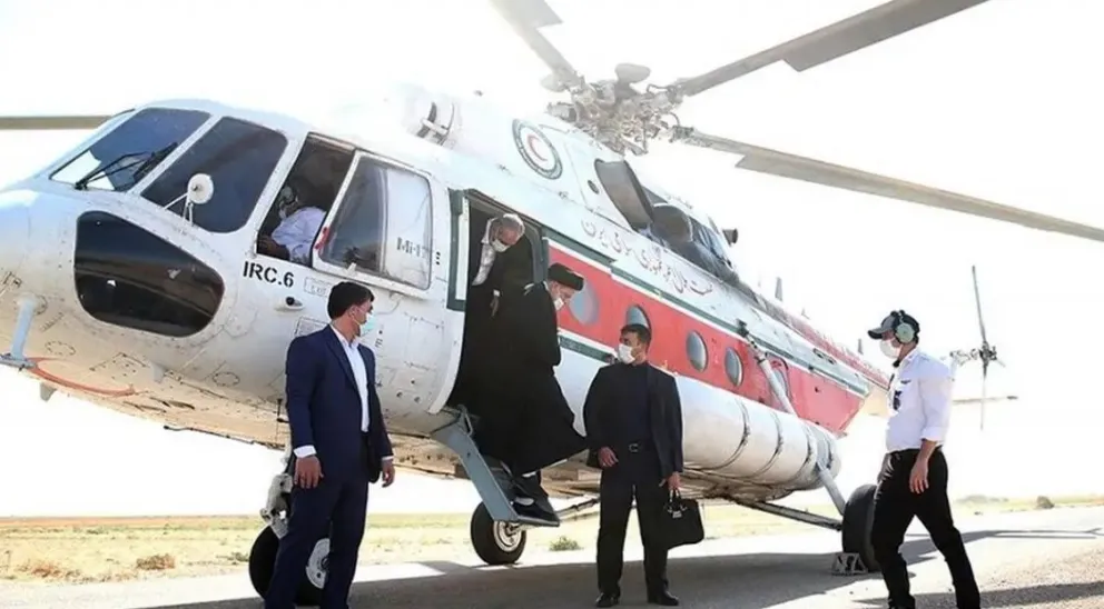El presidente de Irán, Ebrahim Raisi, baja de un helicóptero. Foto: vista.ir