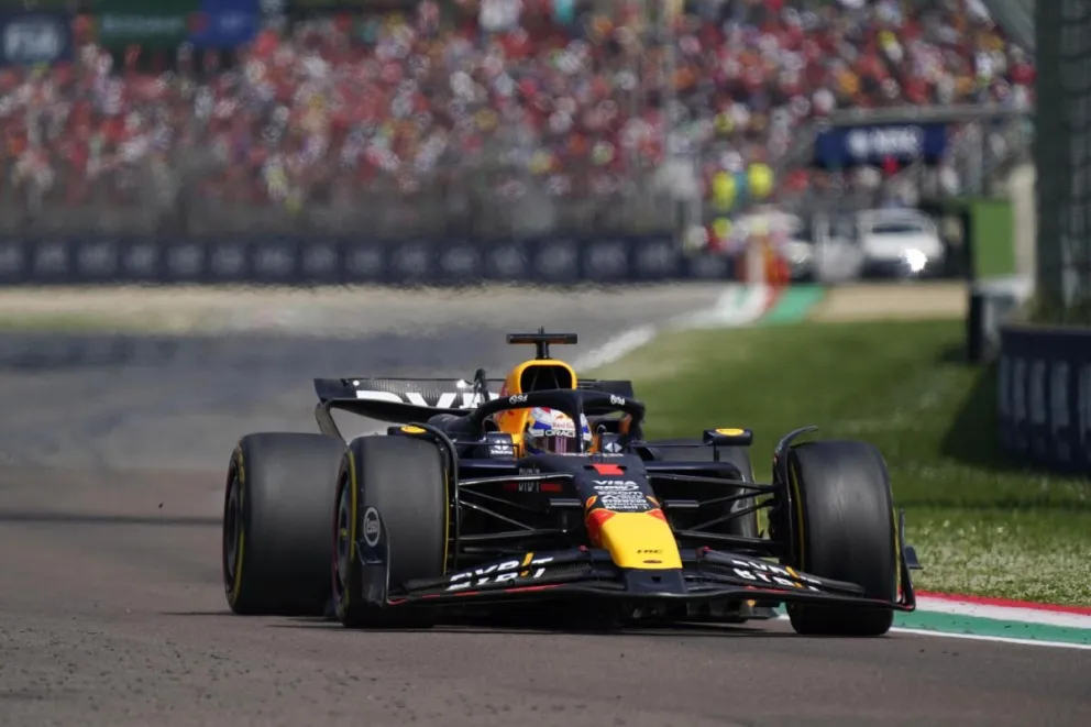 El bólido de Verstappen en el circuito de Ímola donde se impuso. Foto EFE