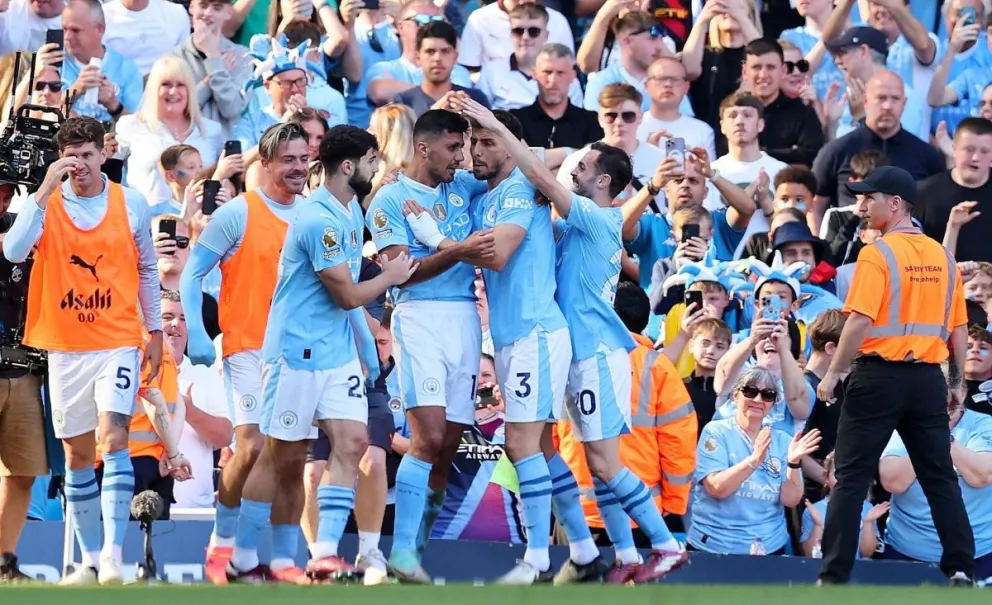 Los jugadores del Manchester City celebran el tercer gol anotado hoy. Foto EFE