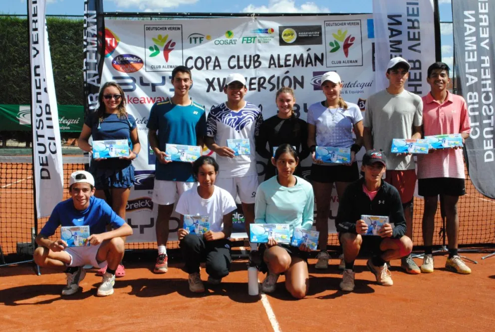 Algunos de los campeones del torneo juvenil que se disputó en el Club Alemán. Foto: Chuquiago Junior Open.