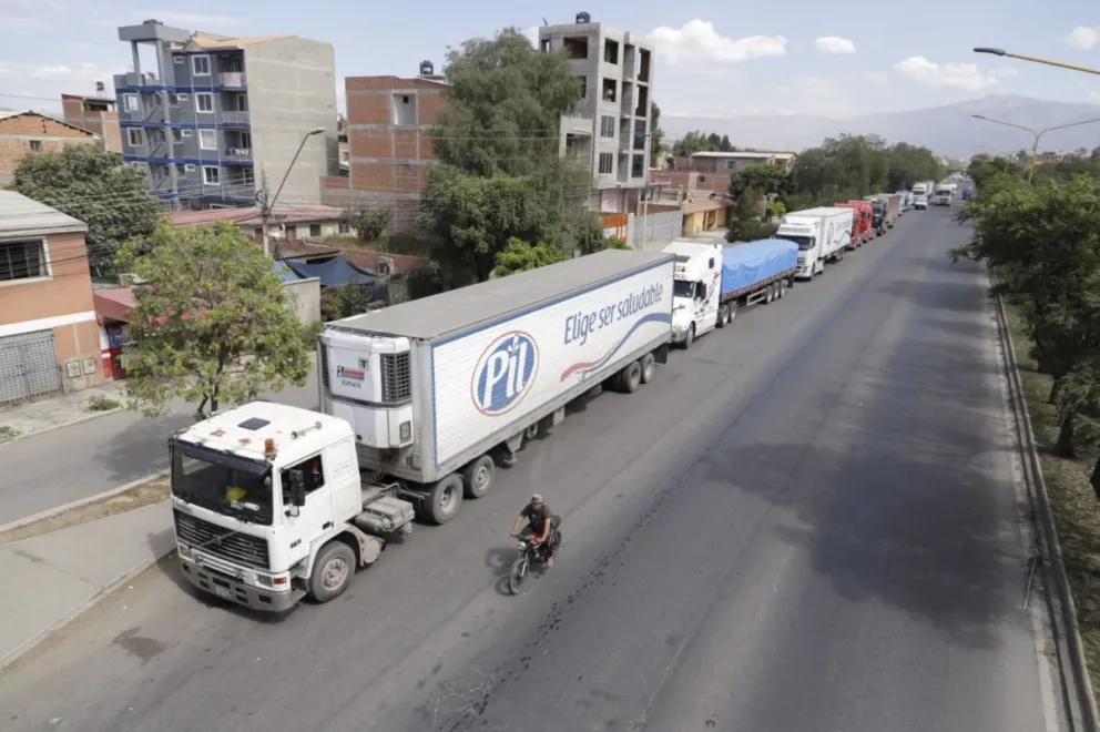 Camiones hacen fila para cargar diésel en una estación de Cochabamba. Foto: APG