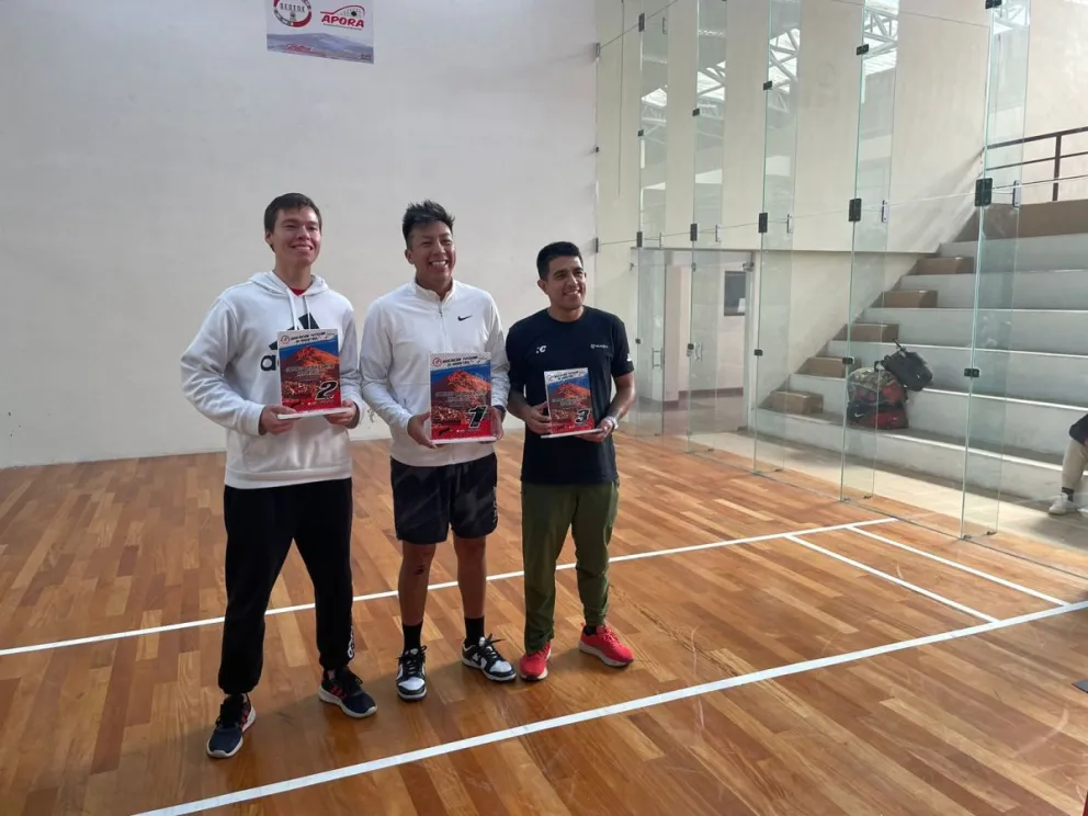 Los campeones de la categoría Open, con Moscoso en el centro. Foto Febora