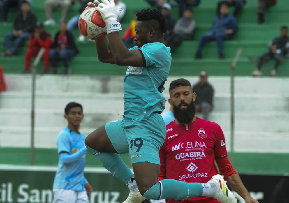 Davis Akologo descuelga la pelota con seguridad y neutraliza un ataque de Guabirá Foto: APG 