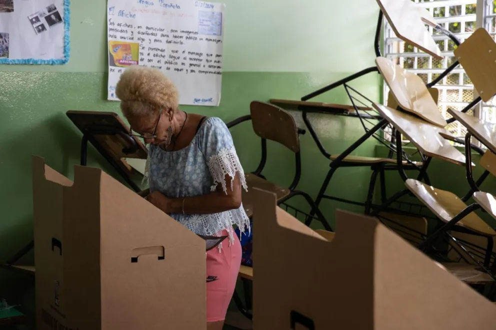 Una mujer votando, este domingo en Santo Domingo. Foto: EFE