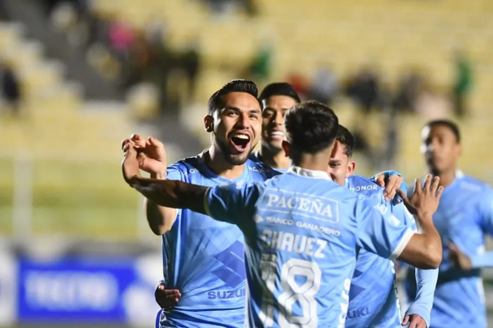 Carmelo Algarañaz celebra con sus compañeros tras anotar el segundo gol celeste. Foto APG