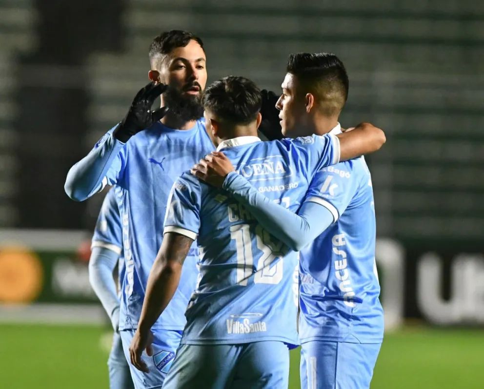 El abrazo de los jugadores celestes tras el gol de Ramiro Vaca. Foto APG