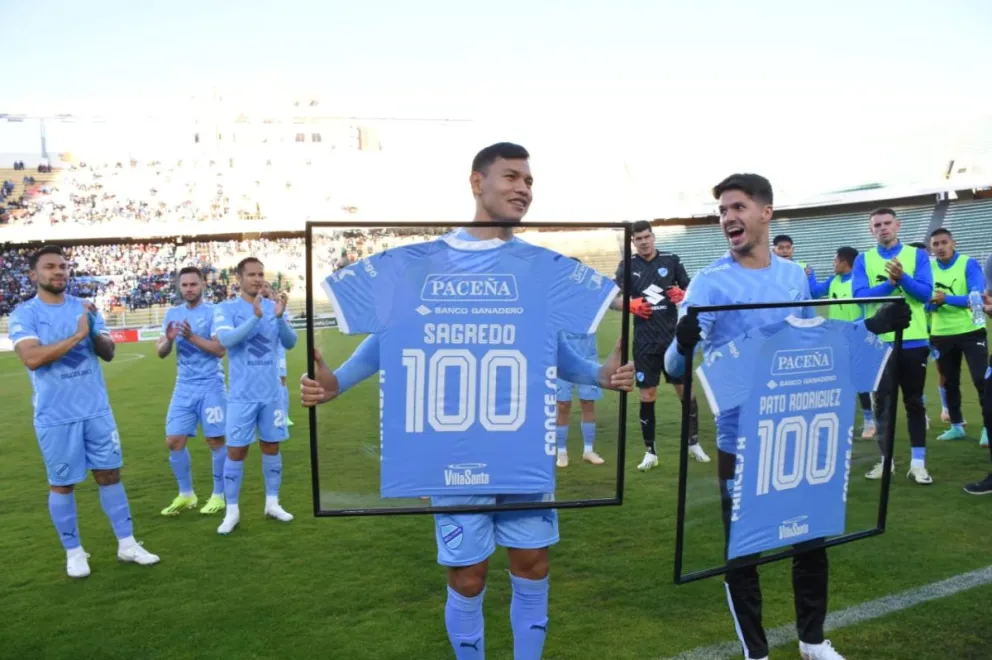 Sagredo y Rodríguez exhiben las casacas con el número cien y sus apellidos. Foto APG
