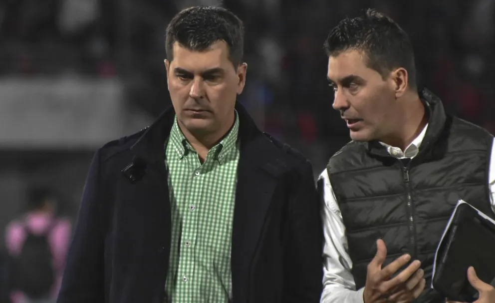 Ismael Rescalvo (izq.), DT del Tigre, con su gemelo Juan, su principal asistente. Foto: APG