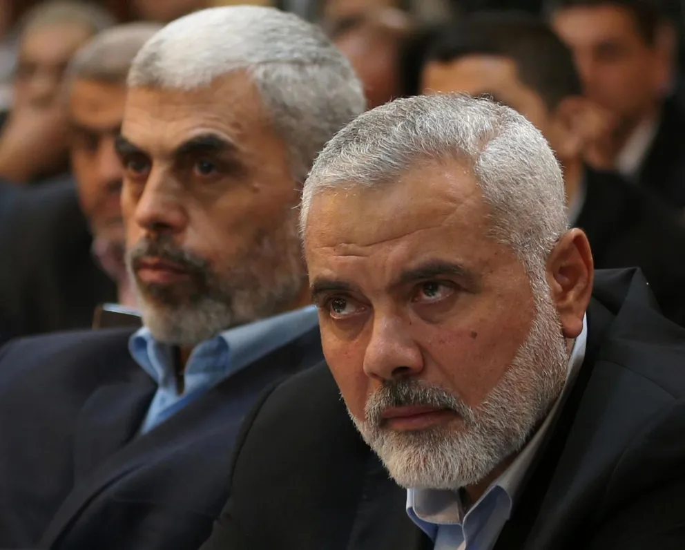 El líder del movimiento Hamas en la Franja de Gaza, Yahya Sinwar (izquierda), y el líder mayor de Hamas, el jeque Ismaeil Haneiya (derecha). Foto: EFE 