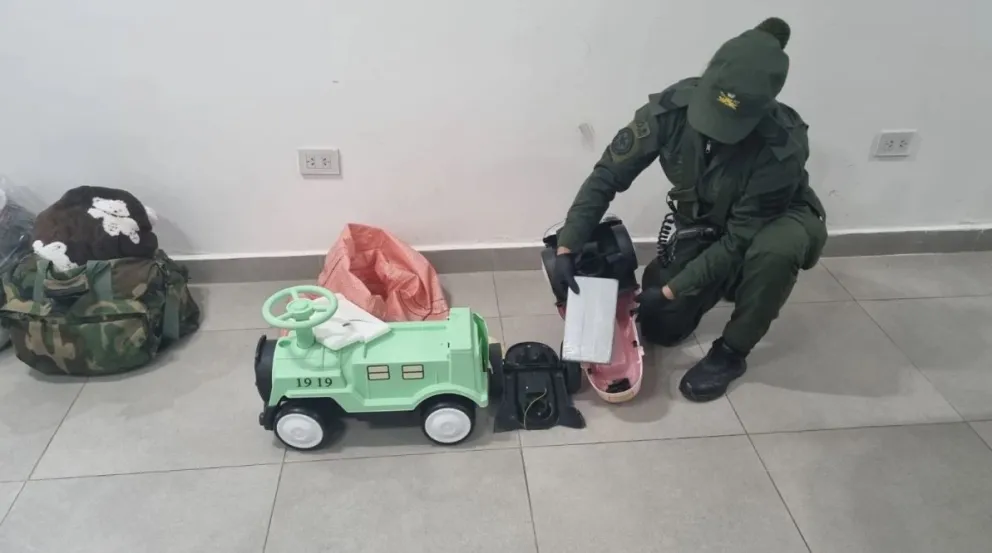 Una oficial sostiene un paquete hallado al interior del juguete. Foto: lagaceta.com.ar