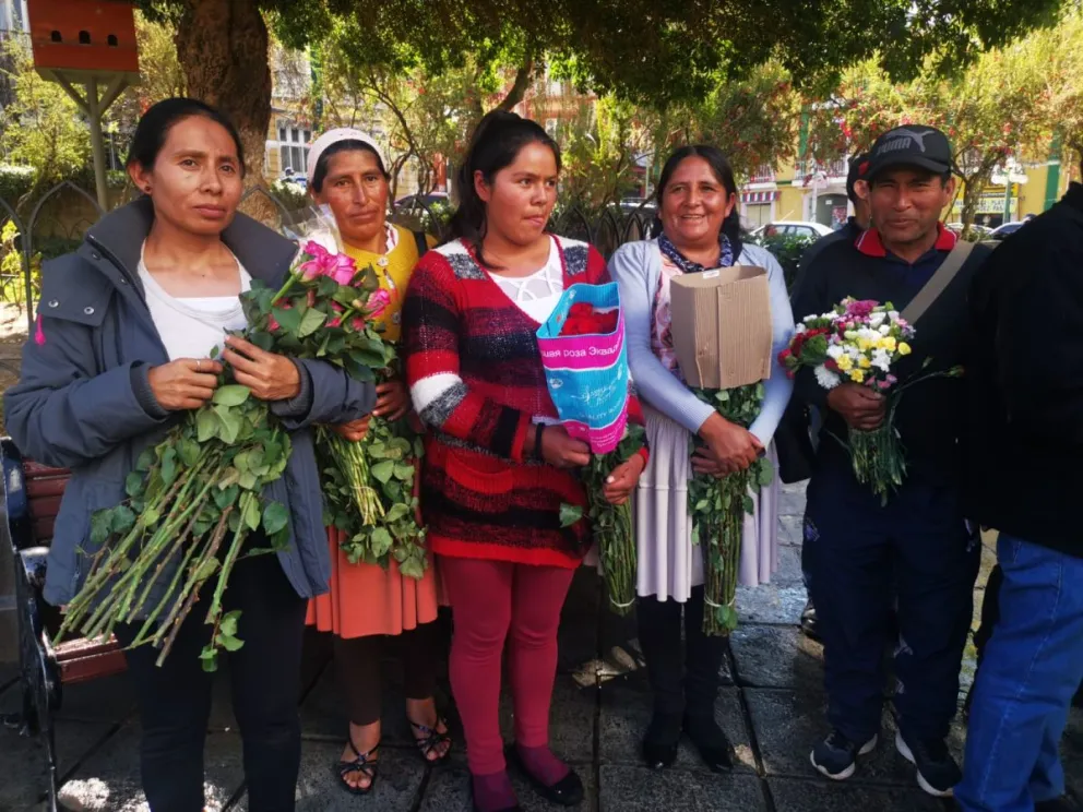 Productores de Cochabamba muestran la producción local de flores y las que ingresan de contrabando (paquete del centro). Foto: Marco Belmonte
