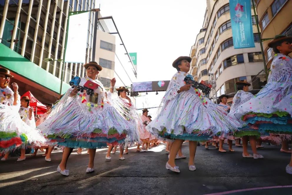Bloques de bailarinas en una versión anterior de la entrada del Gran Poder. Foto: APG