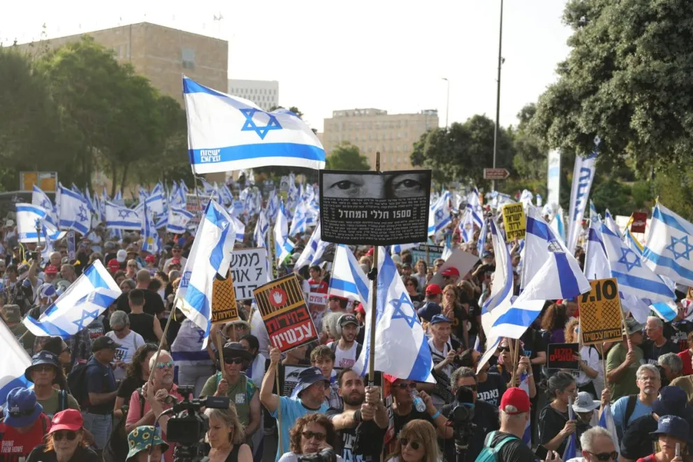 Gente protesta contra el gobierno, pidiendo elecciones inmediatas, frente a la Knesset, el parlamento israelí. Foto: EFE