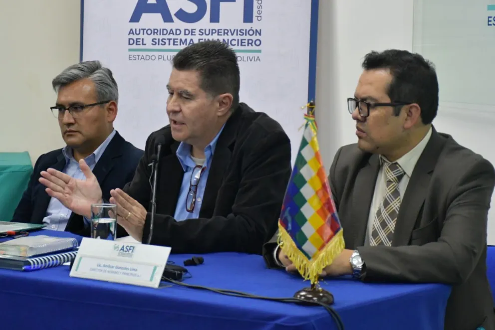 El Director de Normas y Principios de la ASFI, Amilcar Gonzales (centro) explica las sanciones a entidades financieras. Foto: ASFI